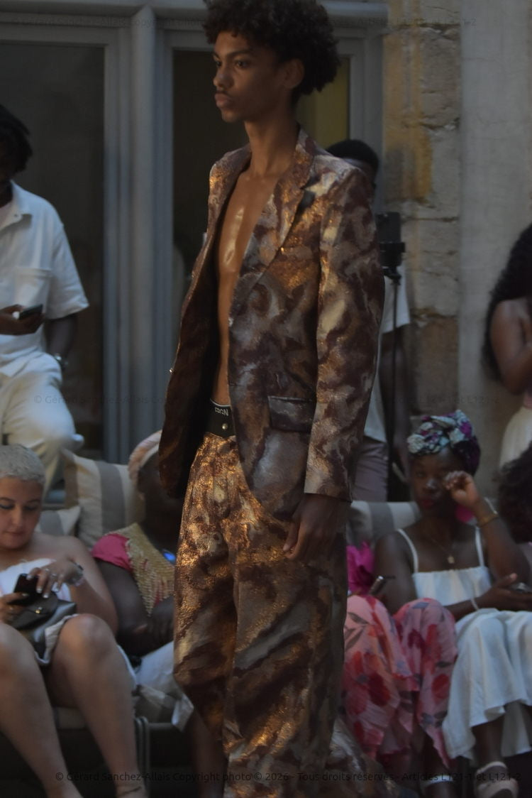 AJARA Bronze Maison Adé, ensemble blazer en brocart bronze et doré porté en situation