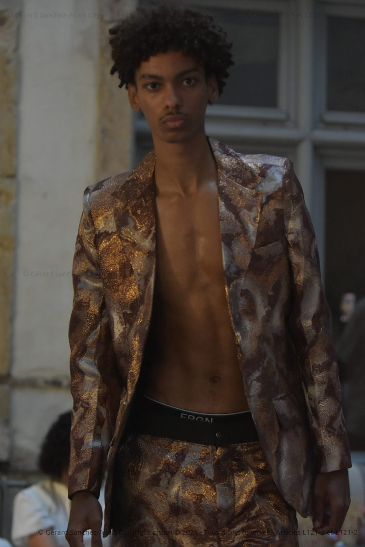 AJARA Bronze Maison Adé, ensemble blazer en brocart bronze et doré, silhouette complète de face