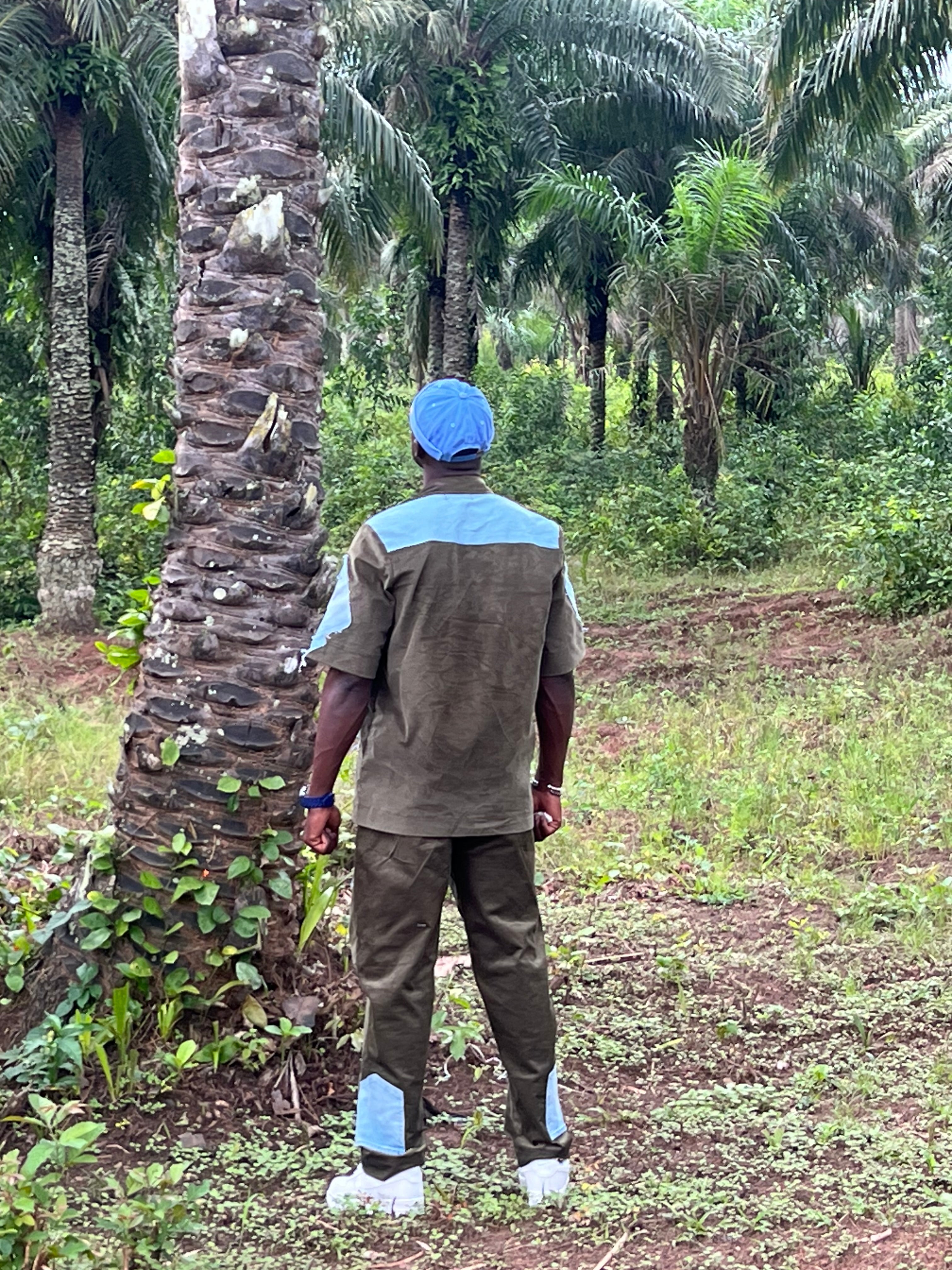 Ensemble OLÚDAMÍLẸ́KUN velours & denim vue de dos– 1Look By Adé