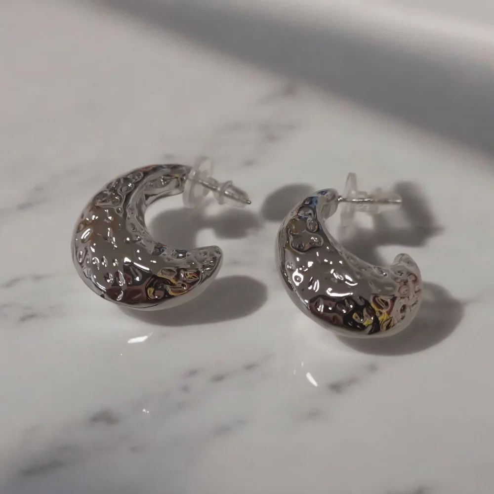 Boucles d’oreilles OSÉRÈ – Croissant argenté texturé