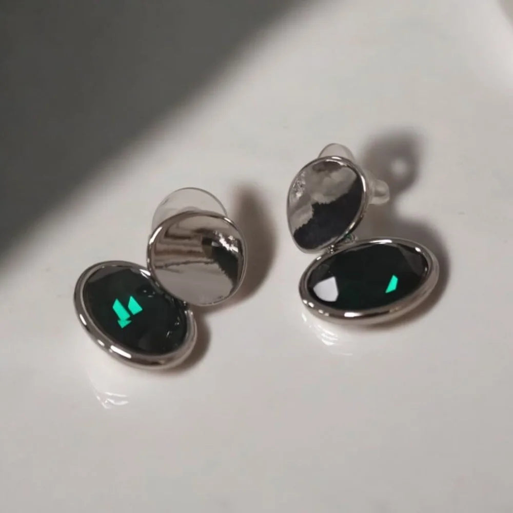 Boucles d’oreilles ASHA – Acier et pierre émeraude foncée