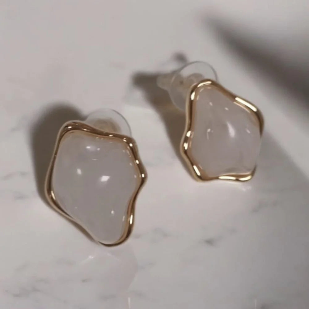 Boucles d’oreilles AYE – Forme libre émaillée blanche