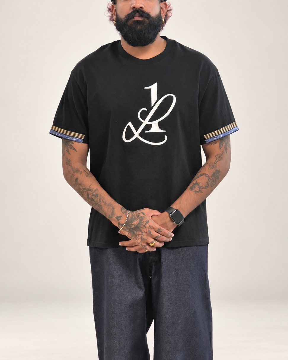 T-shirt SIGNATURE Pouvoir Infini Maison Adé noir, logo brodé sur le devant
