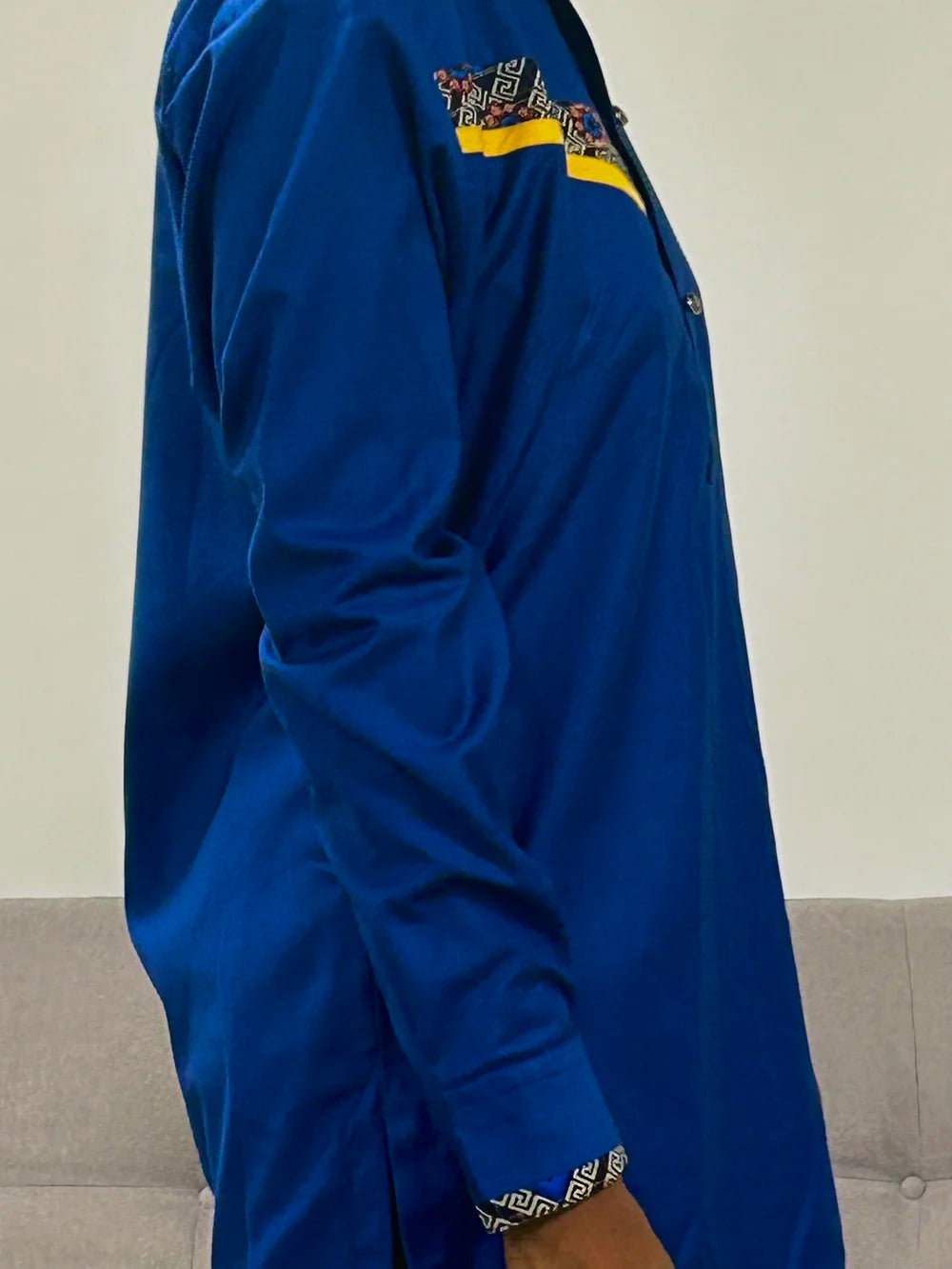 Détail épaule brodé motif ethnique jaune et noir