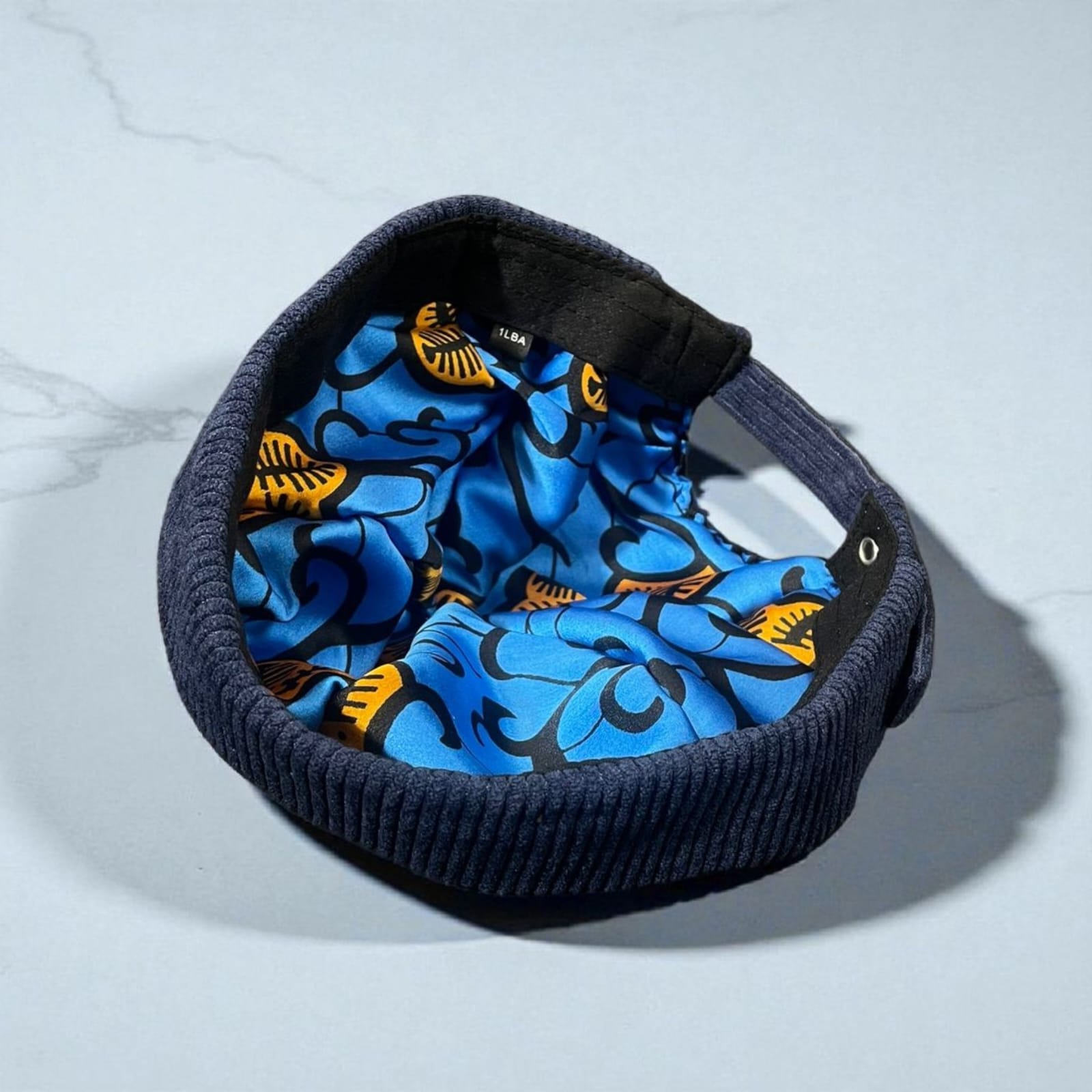 bonnet Docker ÌFẸ́ ÌMẸ̀JÌ 1Look By Adé – bonnet velours bleu intérieur doublé soie