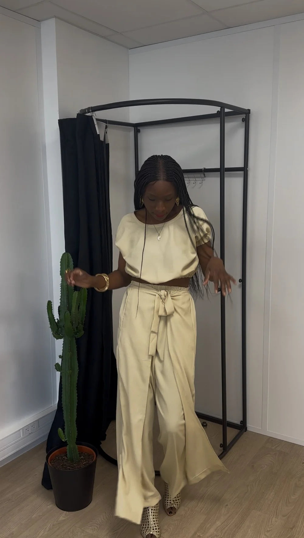 Adé fondatrice de 1Look By Adé portant l’ensemble Kékèné – top crop crème en coton et pantalon taupe fluide, style minimaliste chic premium.