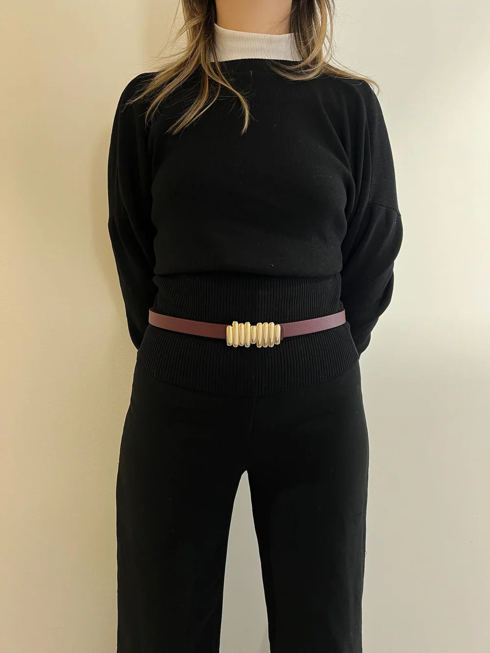 Ceinture fine bordeaux avec boucle dorée texturée