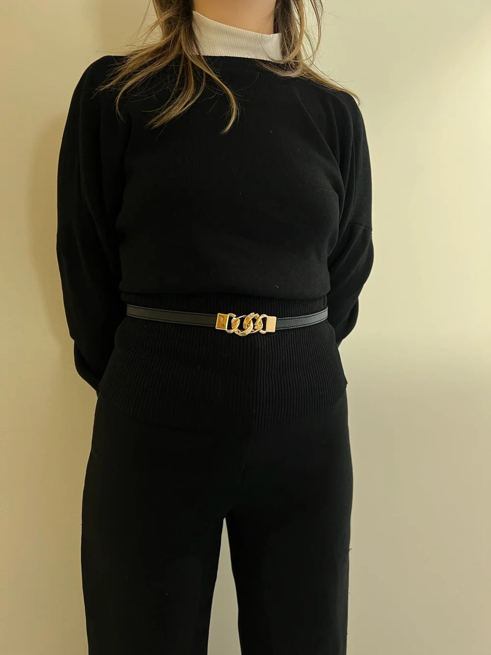 Ceinture fine noire avec boucle entrelacée