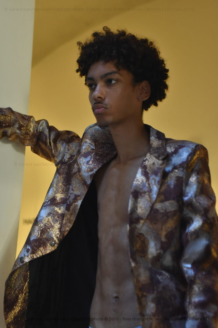 AJARA Bronze Maison Adé, ensemble blazer en brocart bronze et doré, portrait porté