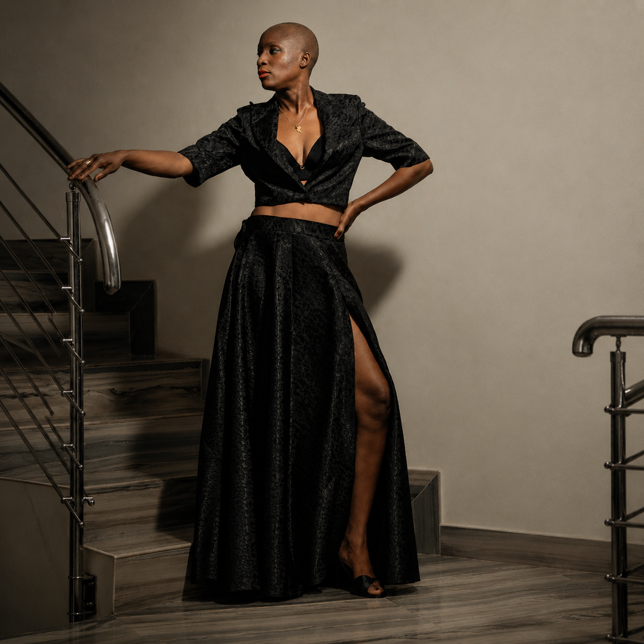 ASTRA Maison Adé, ensemble noir texturé avec crop structuré et jupe longue, silhouette complète