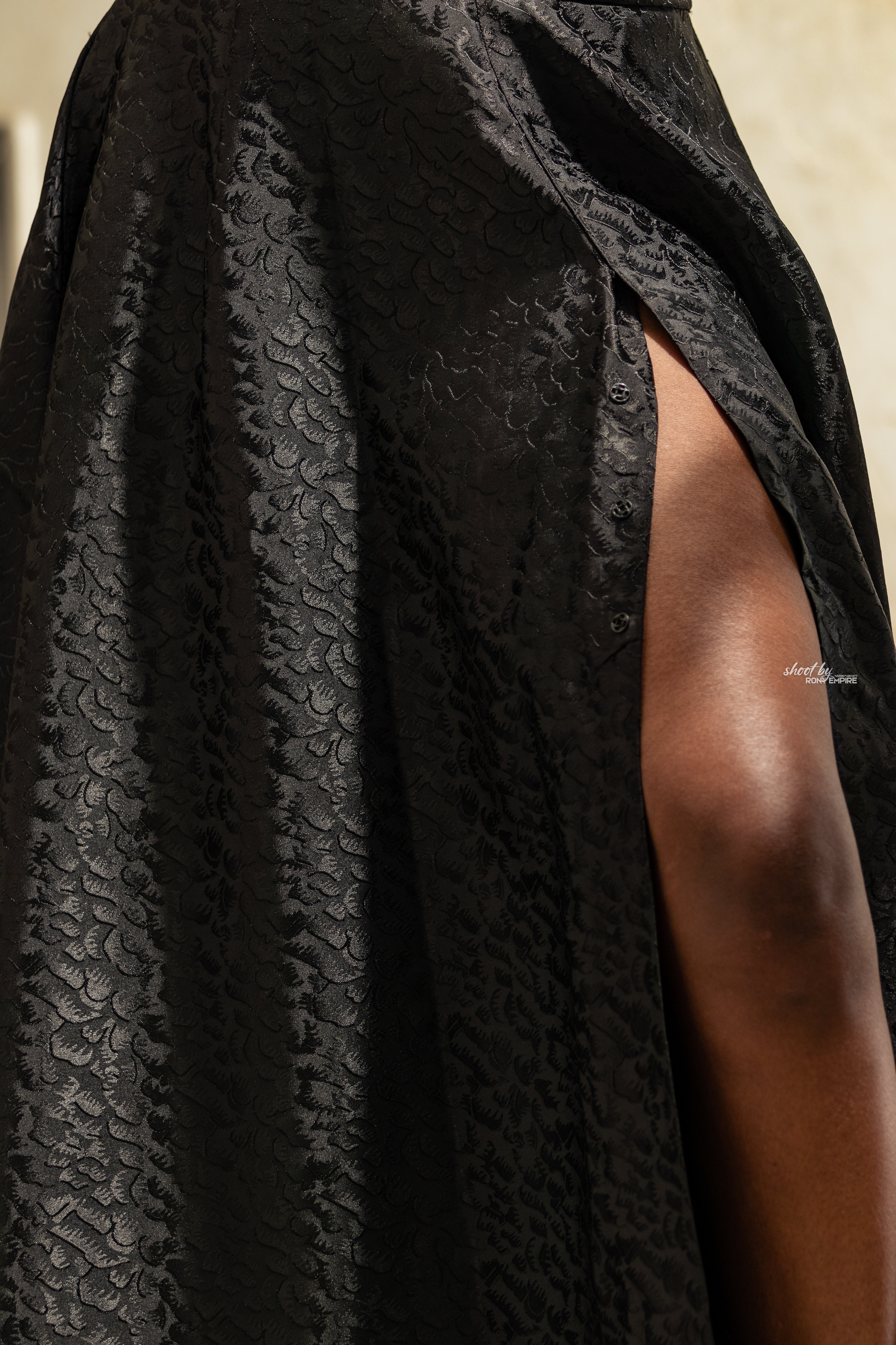 ASTRA Maison Adé, détail de la jupe noire texturée et de la matière