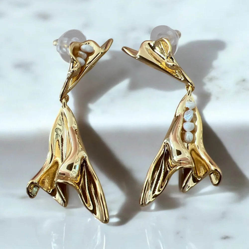 Boucles d’Oreilles “Orchidée” – Acier Inoxydable Doré & Détails Nacrés