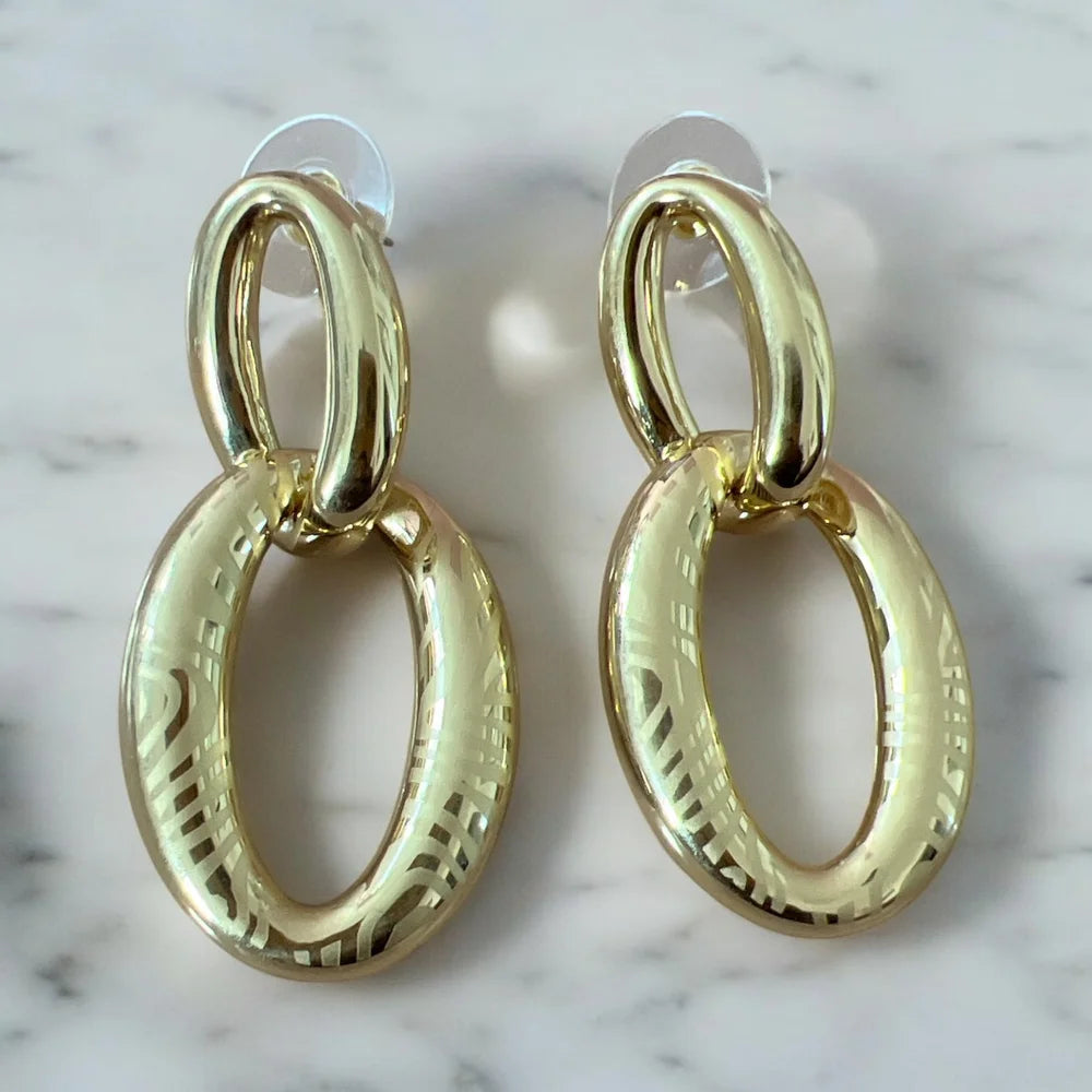 Boucles d’Oreilles “Afia” – Anneaux Sculptés Dorés