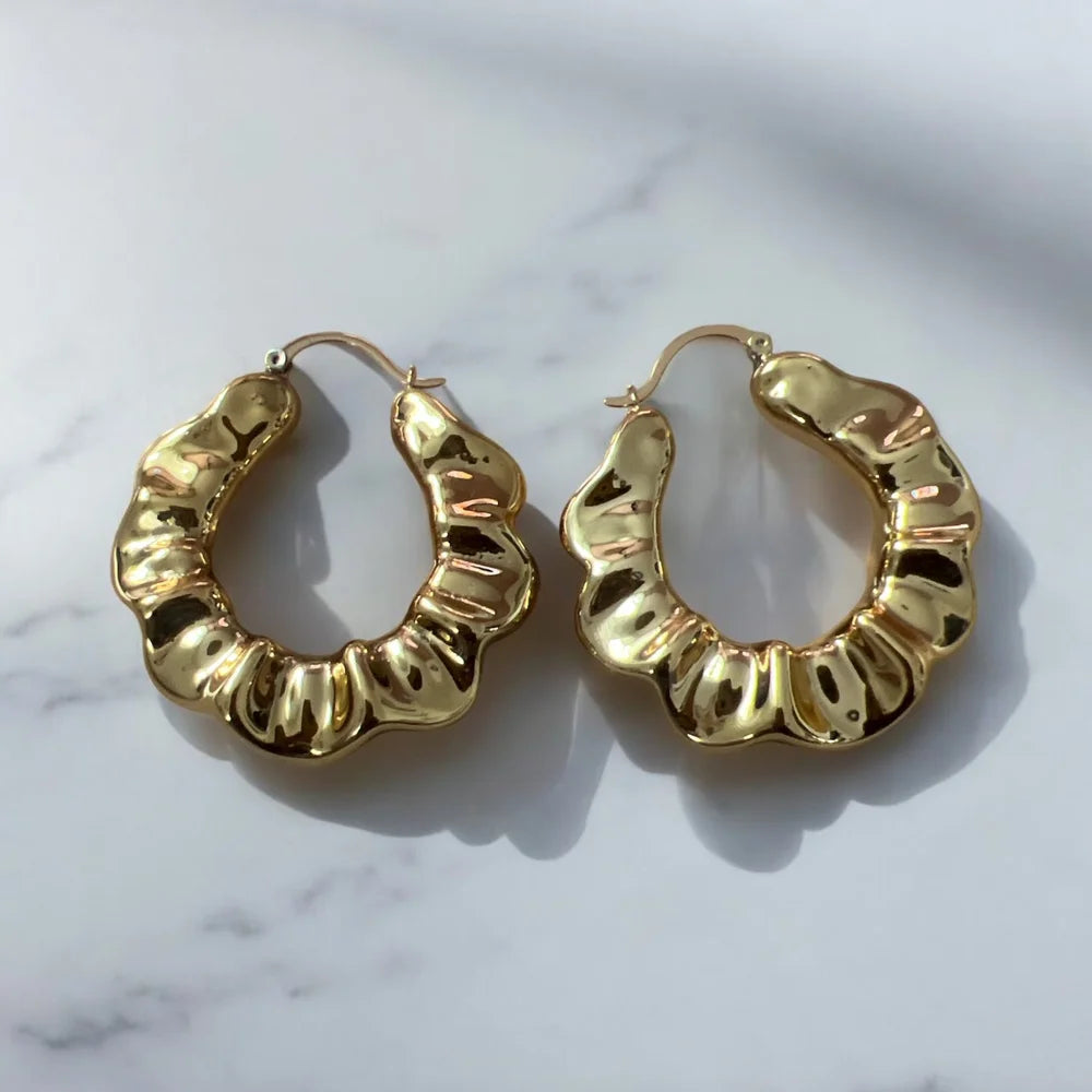Boucles d’Oreilles “Ondes” – Doré Sculptural