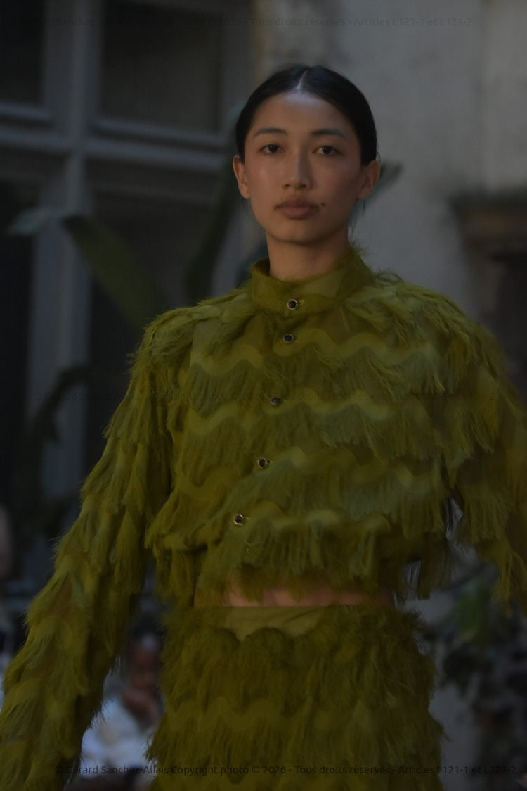 AYABA Maison Adé, ensemble vert texturé avec crop structuré et jupe longue, vue de face sur podium