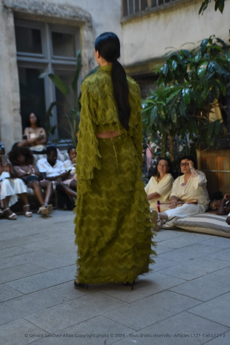 AYABA Maison Adé, ensemble vert texturé avec crop et jupe longue, vue de dos sur podium