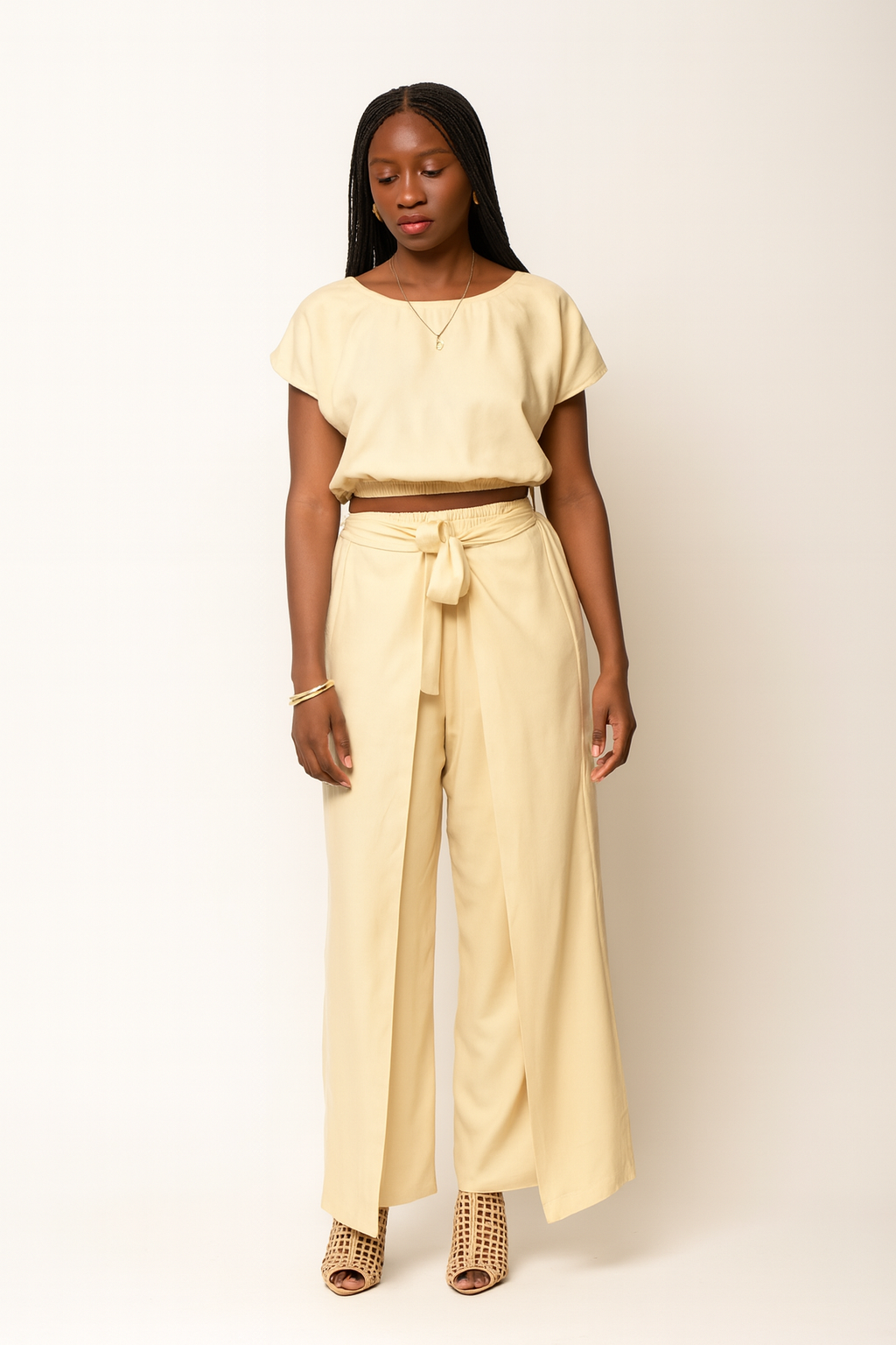 Ensemble Kékèné 1Look By Adé – top crop crème en coton avec col V taupe et pantalon fluide taupe à fentes latérales, style minimaliste chic.