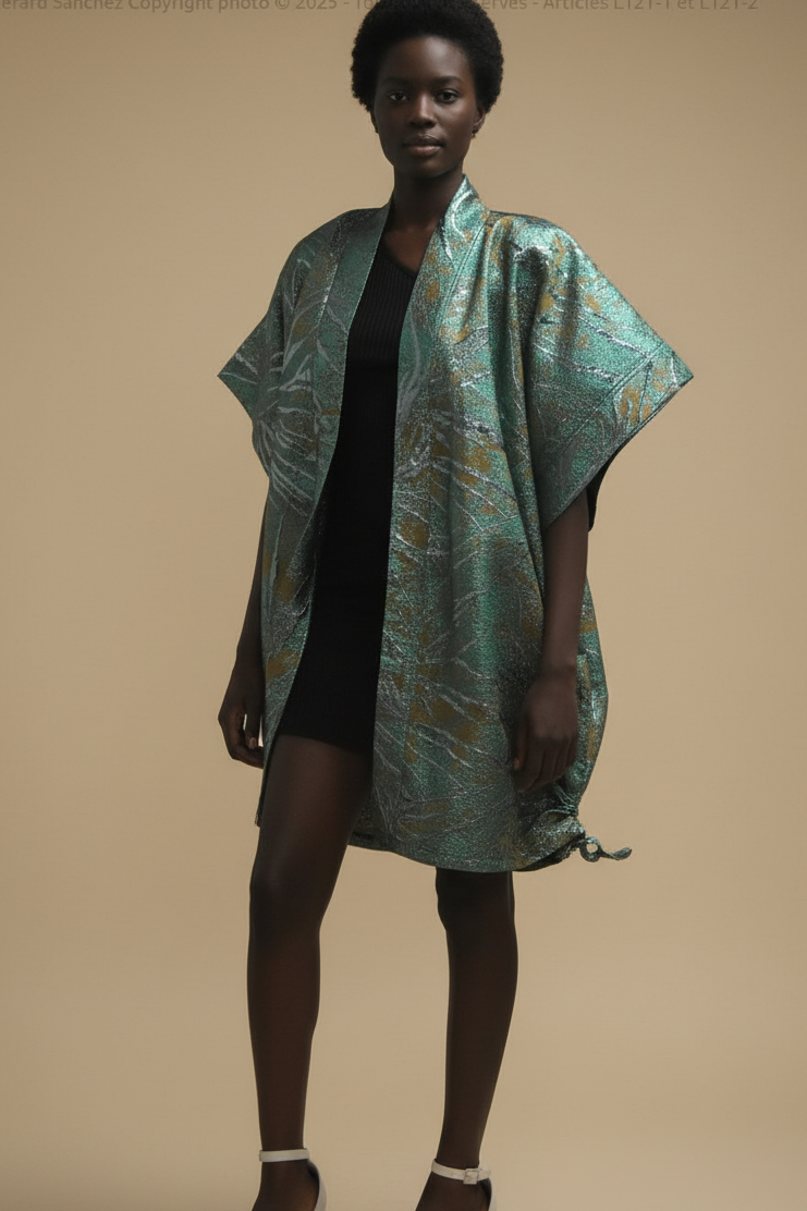 Kimono ÌRÒRÙN en brocart vert et or – vue de face