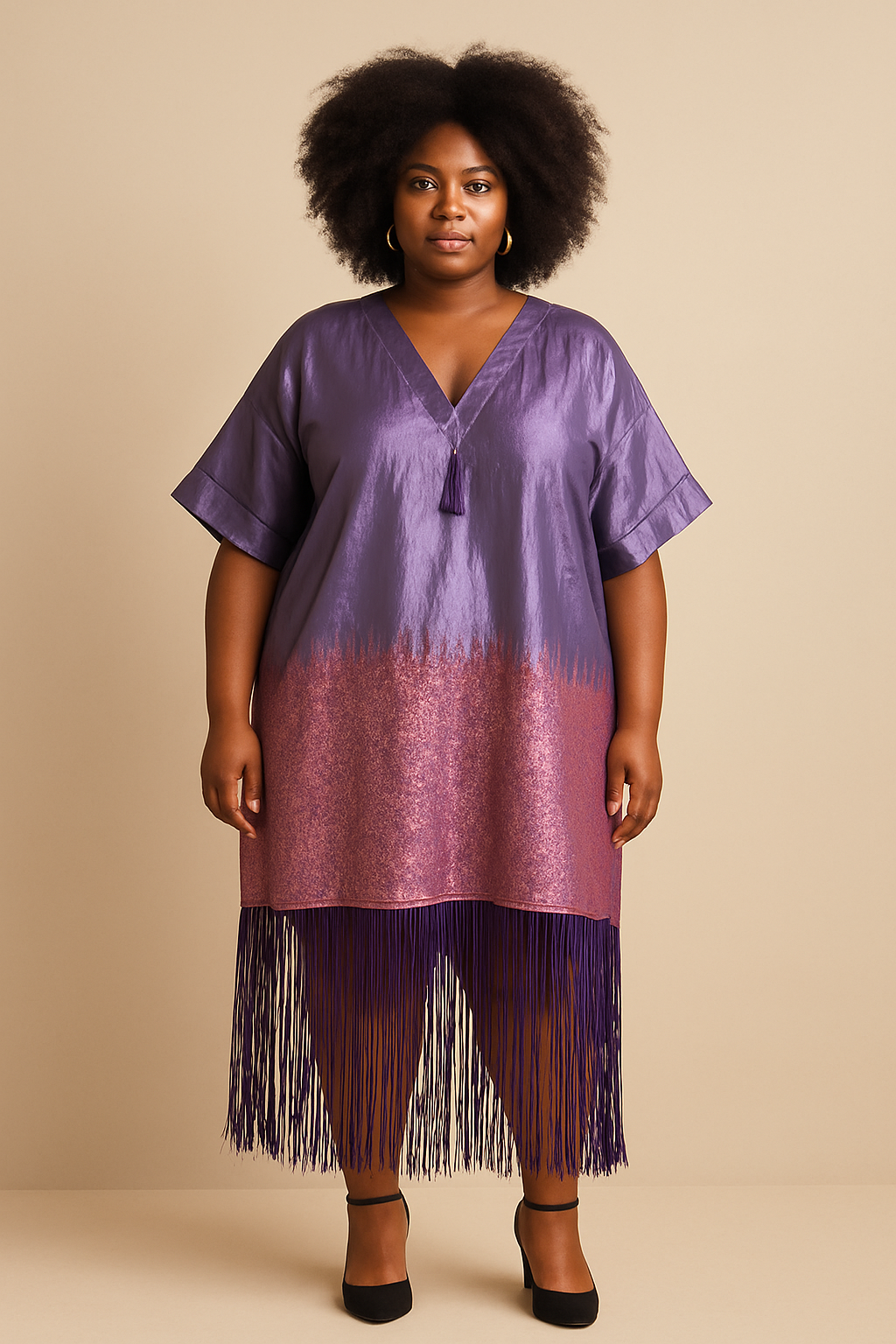 Robe AYỌ̀RÍ en brocart violet à franges 1Look By Adé portée par une femme grande taille