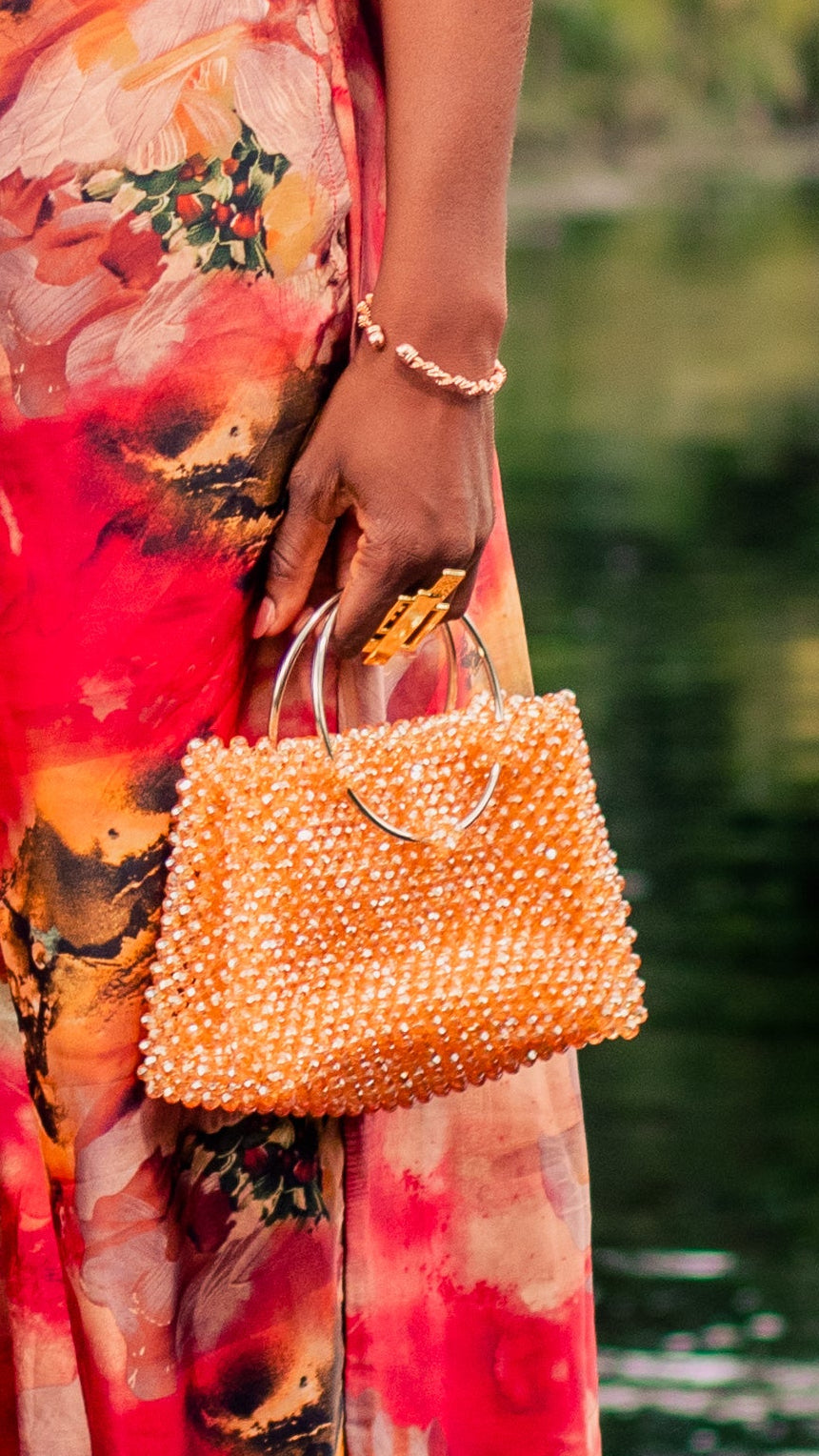 Sac en perles de cristal ÌRÀWỌ̀ champagne – 1Look By Adé – vue portée