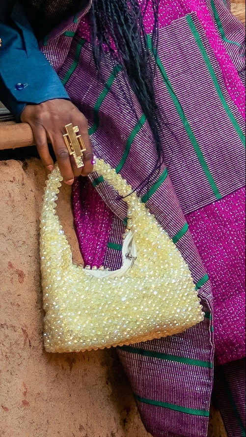 Sac en perles de cristal ÌRÀWỌ̀ jaune– 1Look By Adé – vue portée