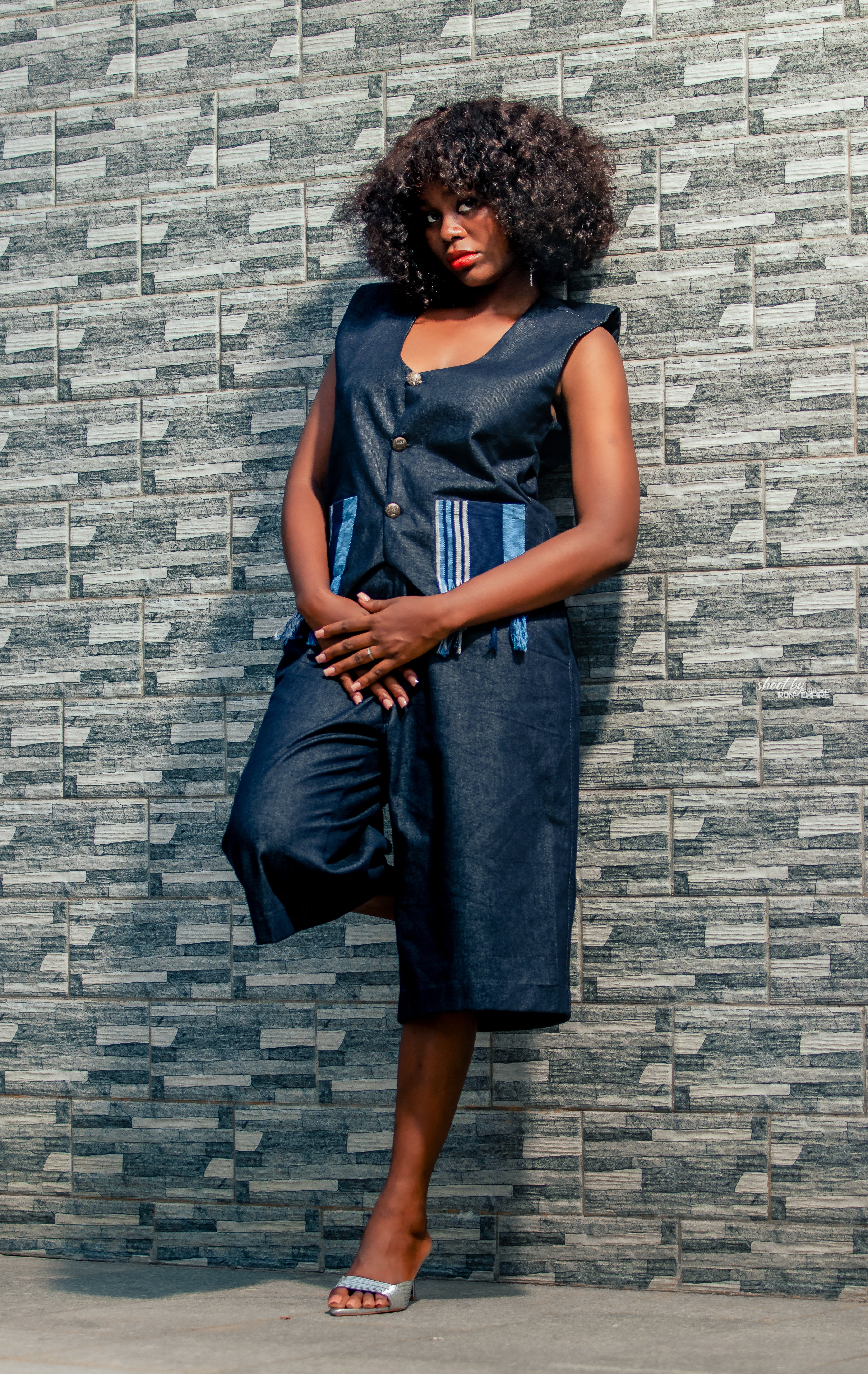 Shift Bermuda Maison Ade  Ete ensemble mixte bleu en denim avec top et bermuda, silhouette complète de face