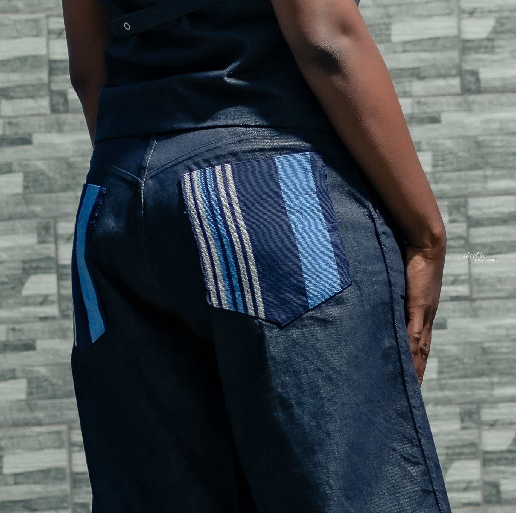 Shift Bermuda Maison Ade  détail du bermuda en denim bleu avec insert pagne tissé au dos