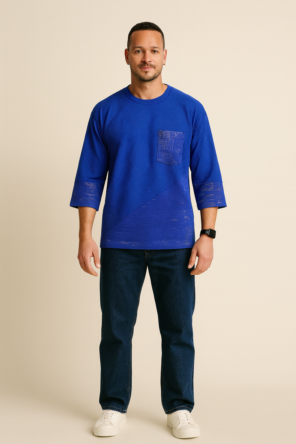 Sweat homme ÒRÍKÌ bleu roi avec inserts en pagne tissé — modèle de face, coupe droite, 1Look By Adé