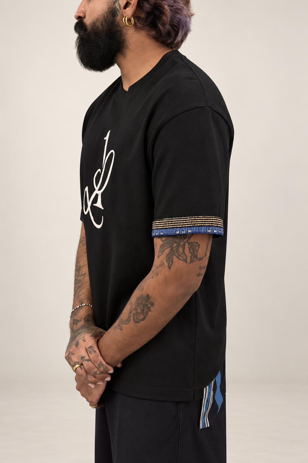 T-shirt SIGNATURE Maison Adé noir, détail de l’empiècement en pagne tissé sur la manche