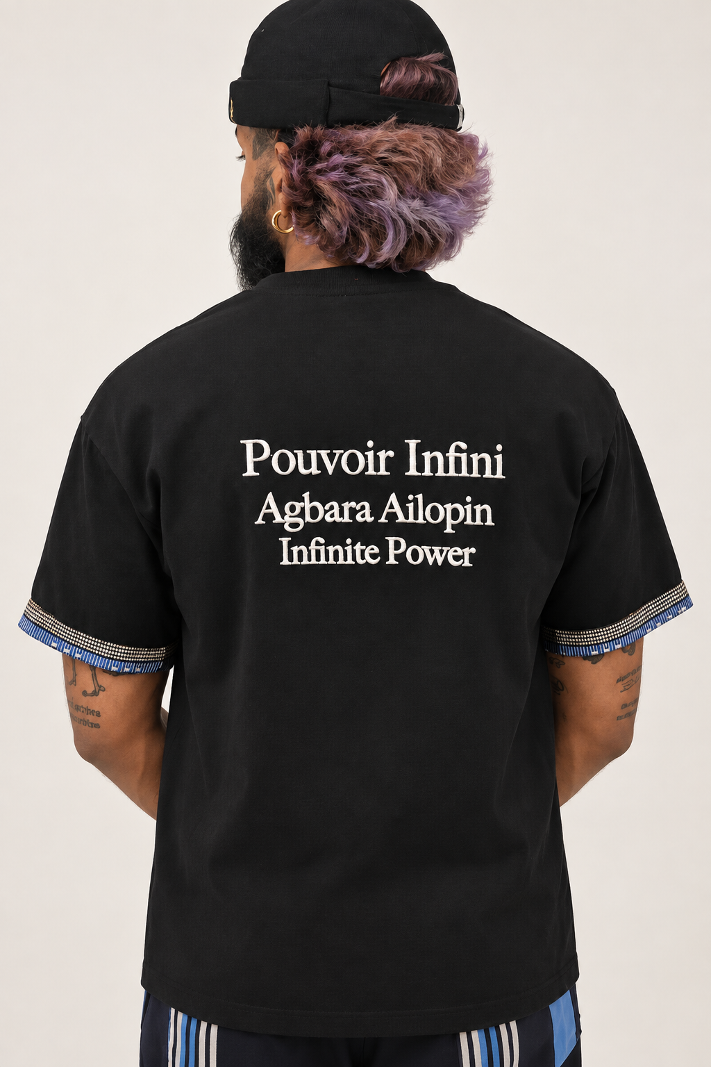 T-shirt SIGNATURE Pouvoir Infini Maison Adé noir, broderie trilingue au dos
