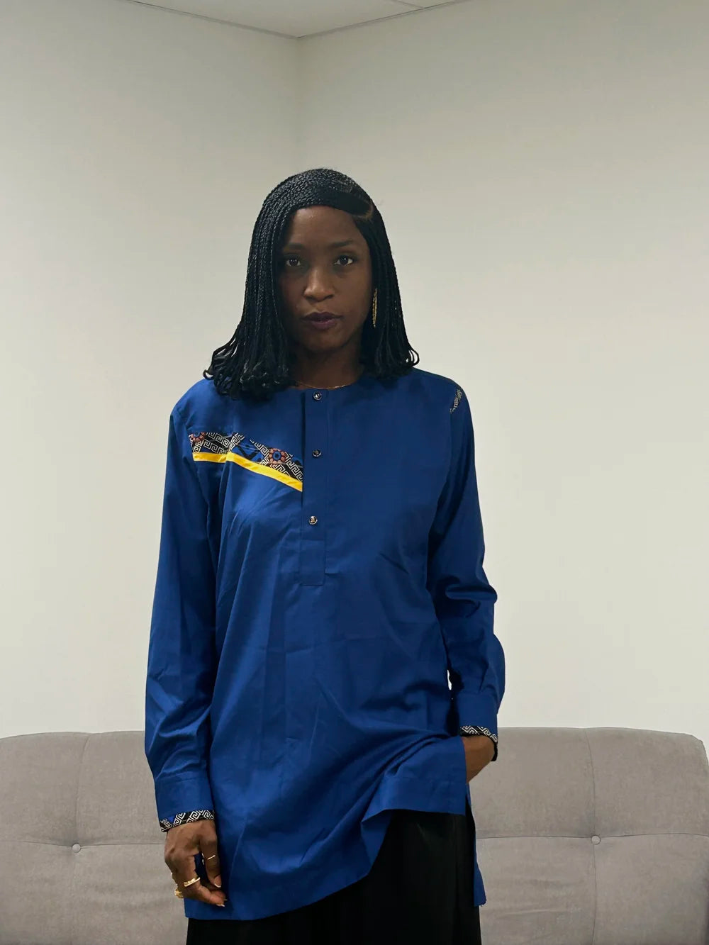 Tunique bleu royal avec broderies graphiques jaunes et manches ornée