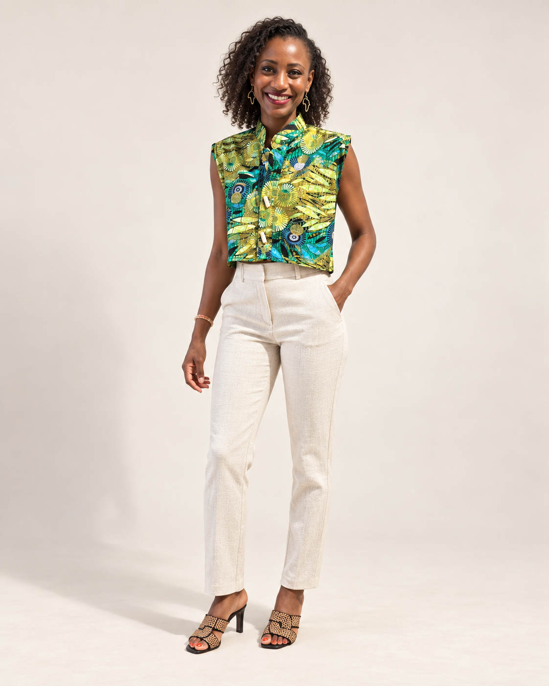 BLOOM Maison Adé, crop top en wax satiné vert, bleu et jaune porté sur fond studio