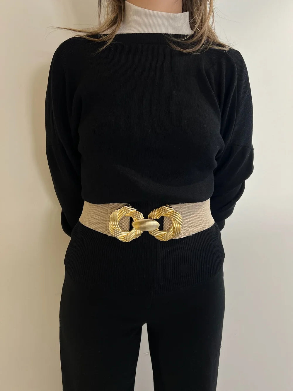 Ceinture élastique avec boucle dorée entrelacée