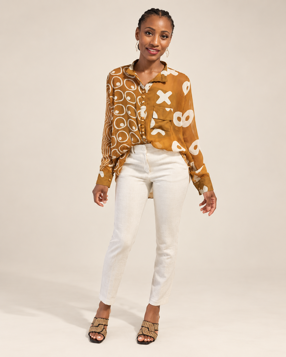 GLIDE Maison Adé, chemise fluide en mousseline ocre imprimée portée sur fond studio