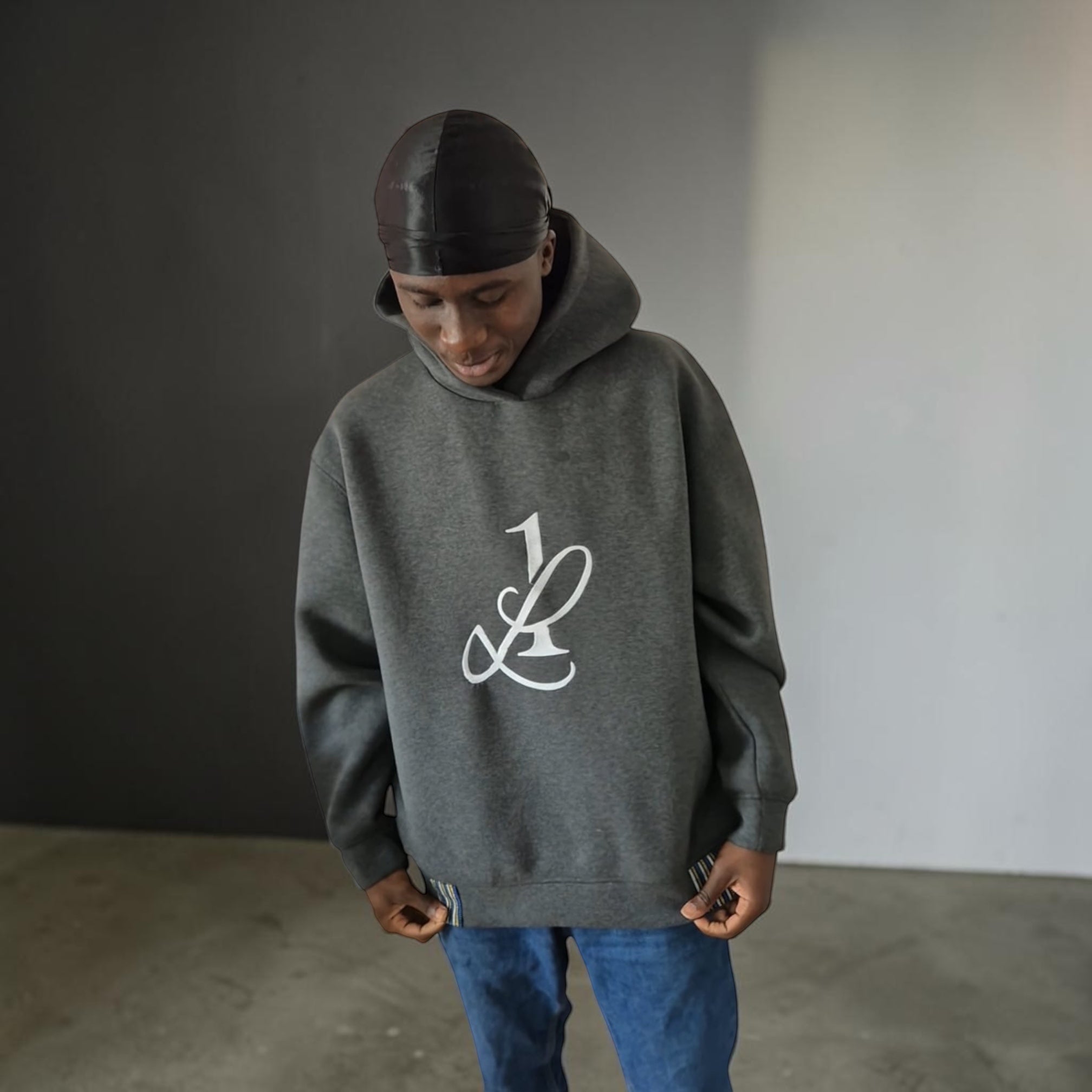 hoodie brodé 1Look By Ade vue de face