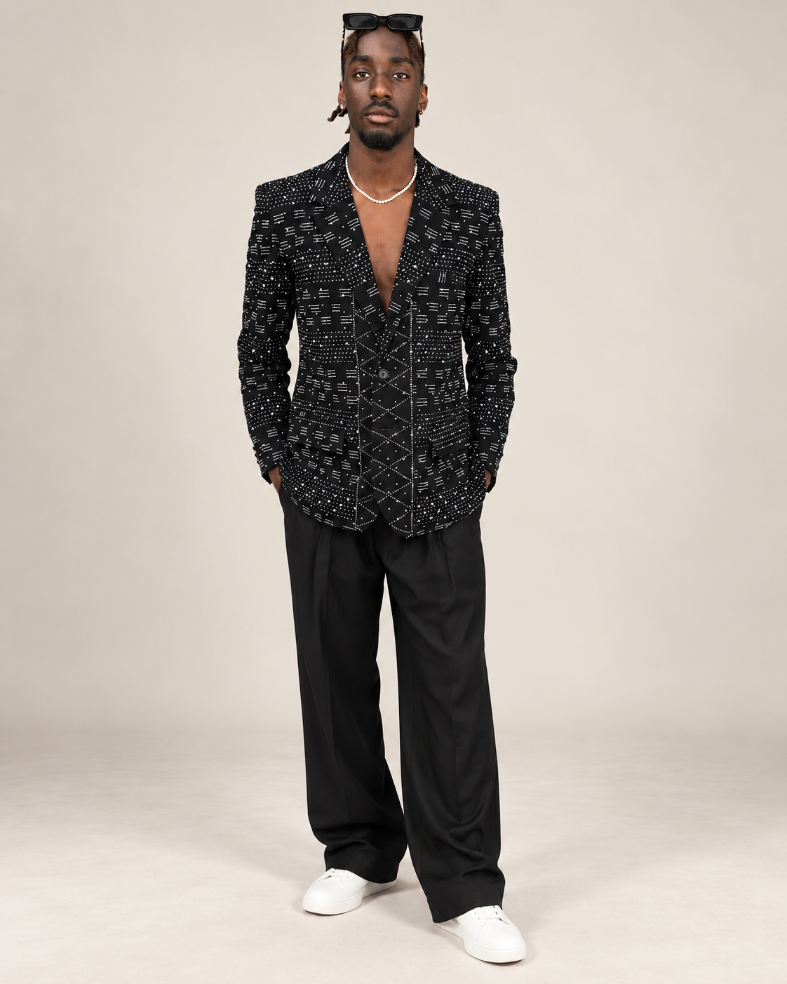 Blazer ONYX Diamond Maison Adé en wax noir orné de cristaux, porté de face