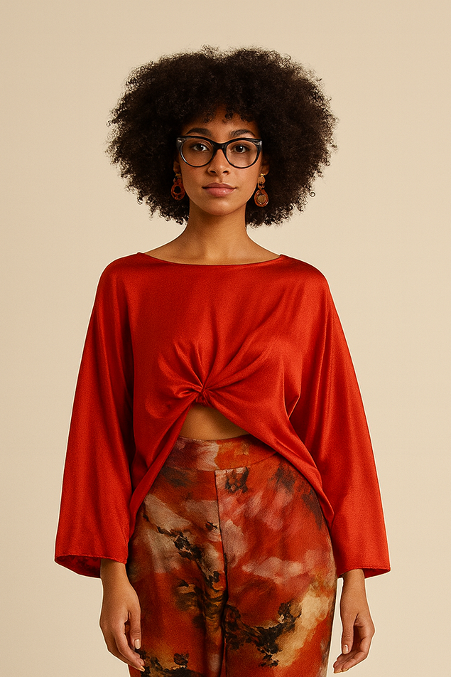 op en satin rouge noué ÒRẸ́KẸ́ – vue de face, collection 1Look By Adé