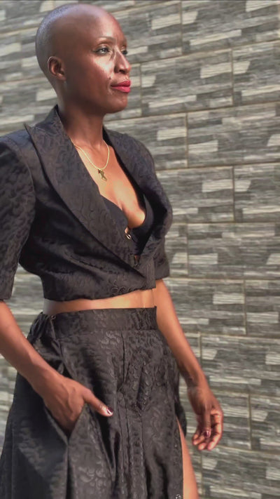 ASTRA Maison Adé, ensemble noir texturé porté en mouvement