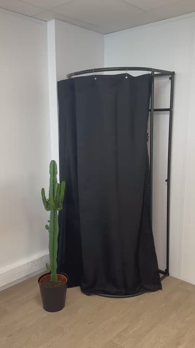 Video de Adé fondatrice de 1Look By Adé portant l’ensemble Ori – tenue fluide et élégante en tissu premium, style chic et audacieux.