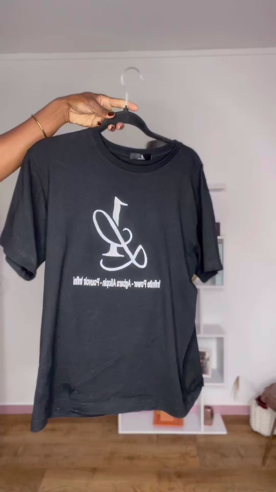 Vidéo surchemise ÀṢẸ́ 1Look By Adé – chemise oversize mixte noire coton texturé
