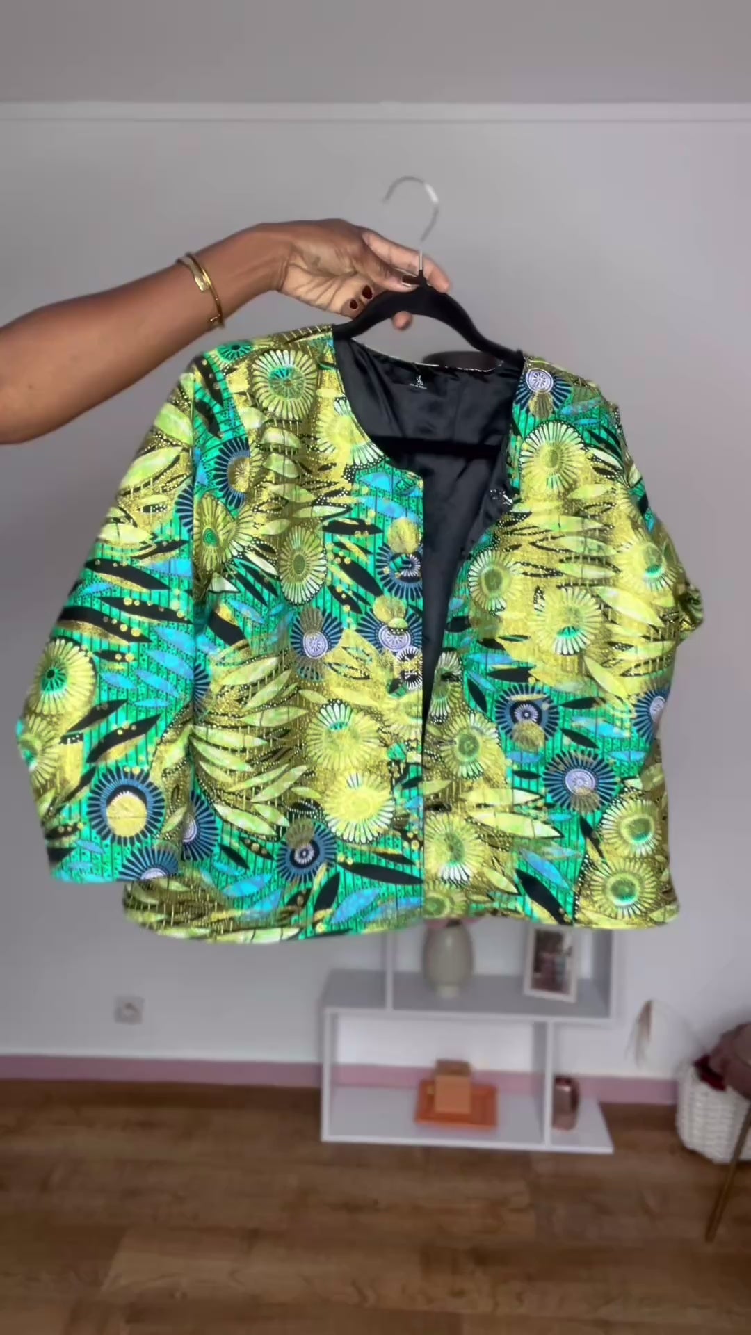 Vidéo boléro ÀṢÀKÉ 1Look By Adé – boléro court en wax coton satiné brillant vert