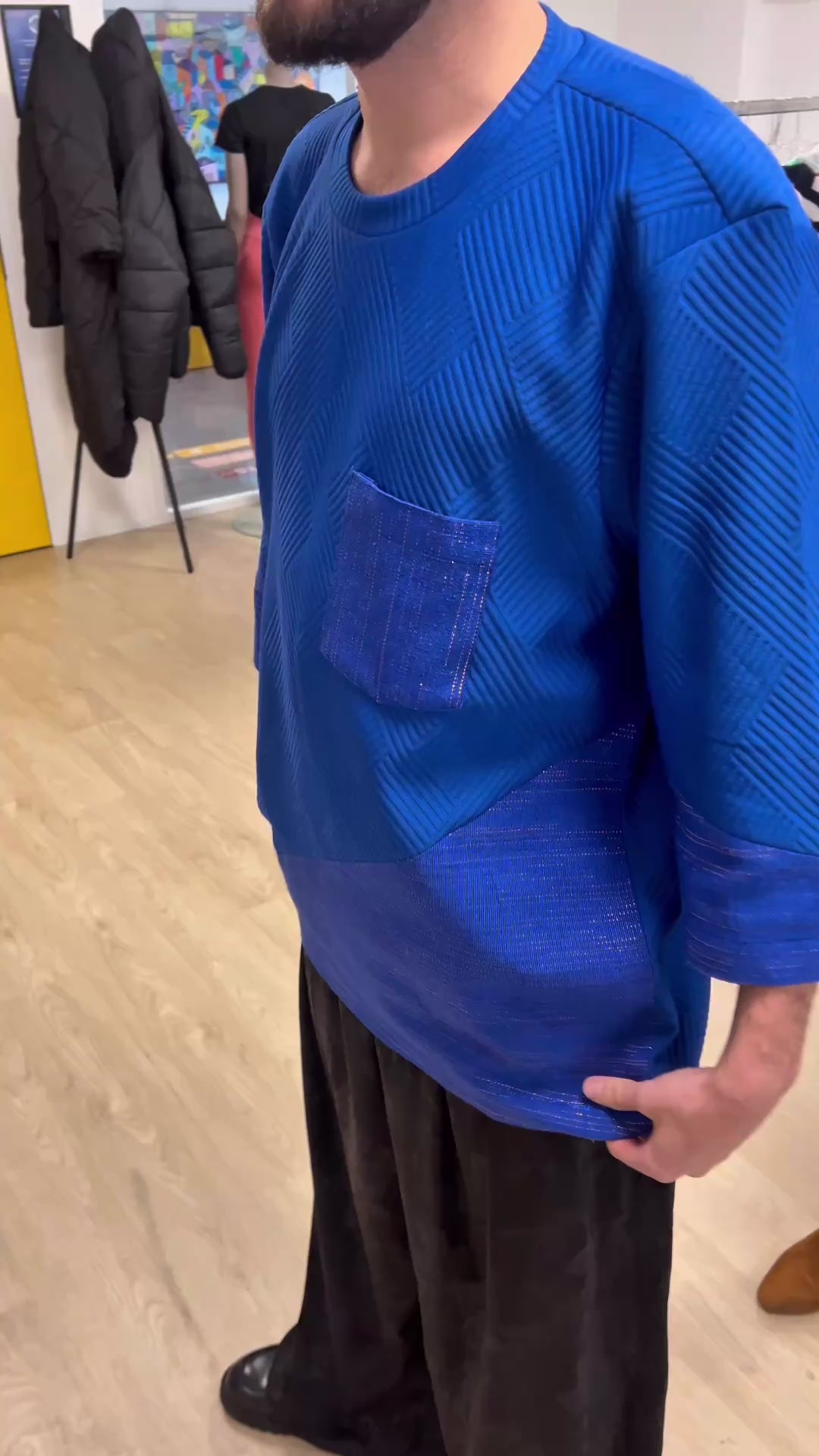 Essayage libre de pièces 1Look By Adé  aussi pour les hommes lors d'une visite Showroom à Lyon