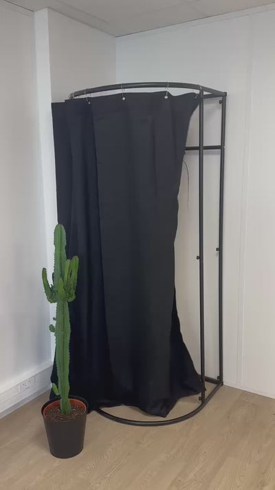 Vidéo de l’ensemble Kékèné 1Look By Adé porté – top crop crème col V taupe et pantalon large taupe fluide, mouvement et élégance minimaliste.