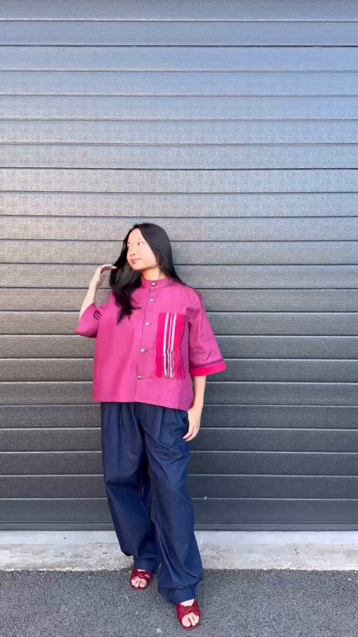 Veste SHIFT Pink Maison Adé en jean rose et pagne tissé, portée de face