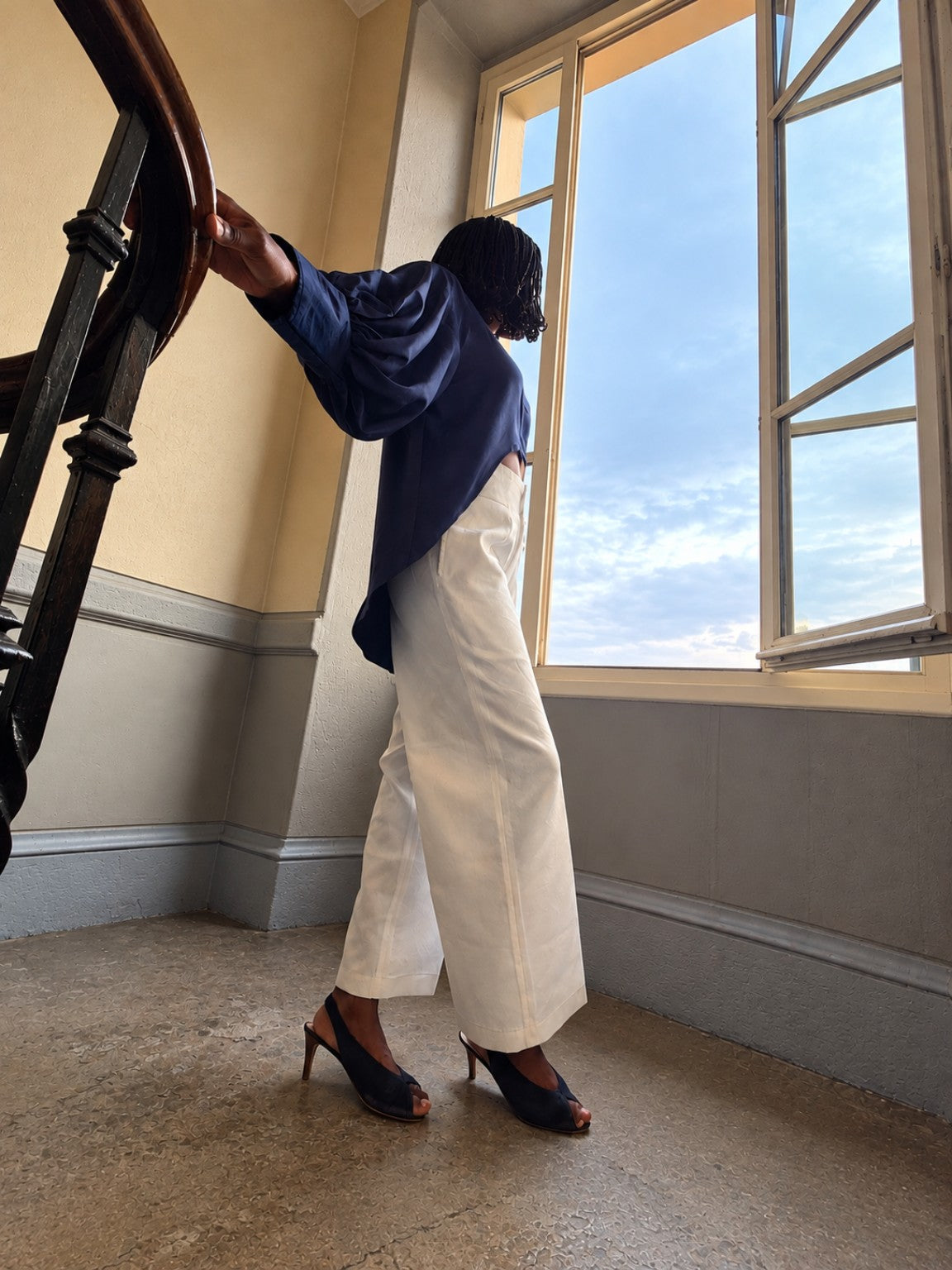 SOLARA Bleu Nuit Maison Adé — vue de profil, top asymétrique satiné